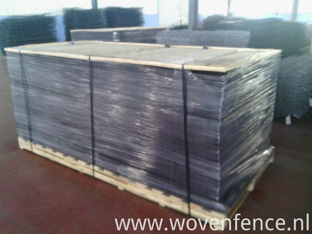 welded wire mesh fence in pallet